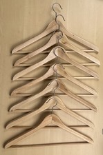 7  Kleiderbügel Holz Natur mit Hosenstange und Einkerbungen