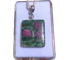 Rubin in Fuchsit Cabochon