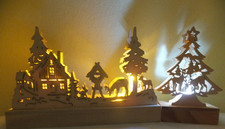 Weihnachts Holzschnitt Tannenbaum und Kleines Haus mit Rehe mit Licht