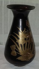 Messing verzierte handgeätzte Vase Delgif, Indien, schwarz, auf Sockel, 19 cm