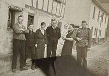 Familie steht vor Fachwerkhaus