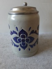 0,5l Gerz Bierkrug m. hellem Zinndeckel + stilisierten blauen floralen Elementen