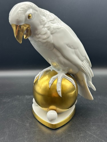 Papagei auf goldener kugel - papagei,
