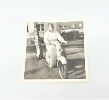 Foto - Junge Frau - Moped - DKW Hobby - Motorroller - Roller