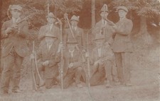 Foto AK Männer mit Gewehr