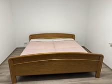Stabiles Doppelbett aus massivem Walnussholz – 200x200 cm