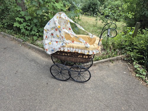 Schöner antiker puppenwagen - schöner,