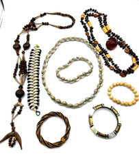 Konvolut Ethno Schmuck Ketten Armreif Armband Horn Bein Perlmutt Kauri Muschel