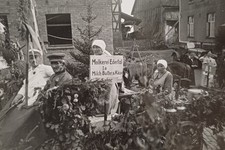 Molkerei Edertal Umzugswagen Festumzug Bäuerin Melkerin Schürze Kopftuch Foto 