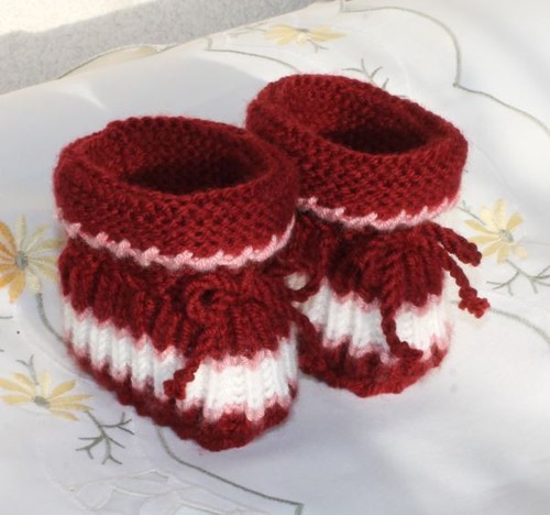 Babyschuhe gestickt gehäkelt