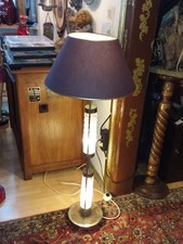 Alte Stehleuchte beleuchtetem