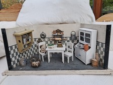 kleine antike Puppenküche Blechmöbel Wandbrunnen Tisch Stühle Zubehör