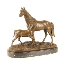 Große bronzestatue stute mit - bronzestatue,,