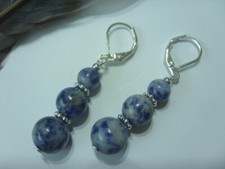 Halbedelstein Ohrringe Earrings Sodalith blau /weiß verjüngend mit Brisuren 