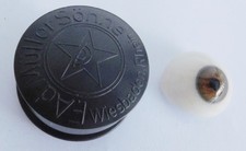 Altes Glasauge Augenprothese braun Optiker + Dose F. Ad. Müller Wiesbaden #f