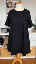 knielanges schwarzes Kleid von