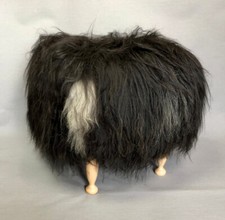 Unikat handgefertigt in Deutschland: Lammfell-Hocker schwarz/weiß, NEU