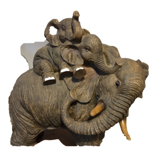Große elefantenfigur mit - große,