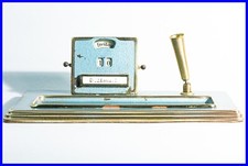 1930er JAKOB MAUL Dauerkalender m Ablage, Hellblau Hammerschlag Lack & Messing 