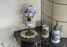 Exklusive Tischlampe aus Messing/Steingut in der Farbe Blau/Weiß.