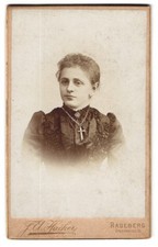 Fotografie F. A. Hacher, Radeberg, Dresdnerstr. 18, Junge Dame mit elegant verz 