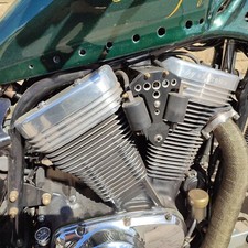 Zündspulenhalter aus Alu in schwarz für die Suzuki VS 1400 Intruder  alle Bj.