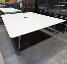 Vitra Konferenztisch weiß mit Netzwerkbox - 198/160 x 202 cm