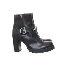 Phillip Hardy, Stiefeletten