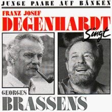 Junge paare auf bänken von - auf,