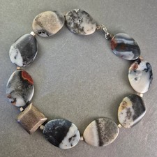 Naturstein Kette mit großen Scheibenperlen – Unikat in Schwarz-Weiß