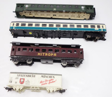 4 Eisenbahnwaggons - zum Teil fehlen die Räder
