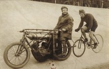 Foto Ak Radrennfahrer mit Schrittmacher auf einer Radrennbahn - 11295105