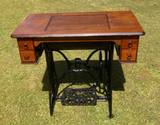 altes Nähmaschinengestell