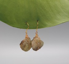 Raue oliv grüne Prehnit Rohstein Ohrringe 925 Silber vergoldet