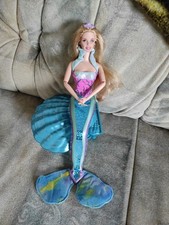 Meerjungfrau Barbie mit fester Schwanzflosse und Muschel