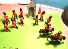 11 Figuren Britains Made in Hong Kong - England Britische Königs Garde Soldaten 
