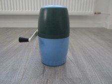 alte Eismühle Eiscrusher Eis Zerkleinerer blau vintage für Cocktails