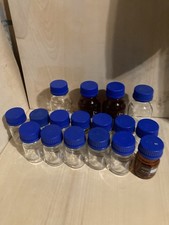 24 Schott-DuranLaborglasflaschen, mit Ausgießring und Schraubkappe 