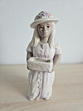 Alice Figur Mädchen mit Korb und Hut 26 cm Deutsche Handarbeit Stein / Keramik