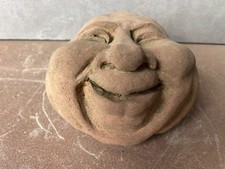 Steingesicht Lachend klein