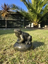 Stein garten frosch auf einem - stein,