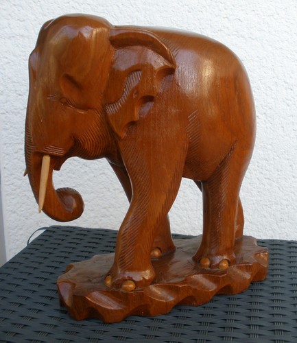 Großer elefant aus - aus, massivem
