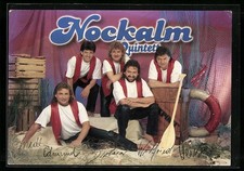 Musiker des Nockalm Quintett lächeln in die Kamera, Autogramme, Ansichtskarte 