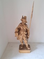 Nachtwächter mit Lanze und Laterne, Holzfigur Gesamthöhe 70 cm