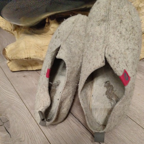 Filz hausschuhe getragen - ,