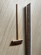 Besen ca 11 cm lang, vorne ca 3 cm breit