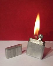 Uraltes Sturm-Benzinfeuerzeug Aluminium sehr flach Vorkrieg mit Muster Brennt!