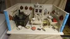 alte Puppenküche mit Inhalt