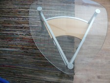 Alu-Couchtisch, abnehmbare Glasplatte, ausziehbarer Rollen-Regalboden