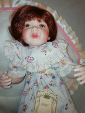 Porzellanpuppe, liegend, ca. 42 cm groß, oncrown collection von 2002, 55/777